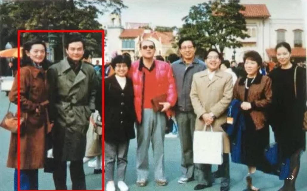 这是1991年，外交部长王毅与妻子、朋友同游日本的合影，当时王毅还是驻日参赞，三