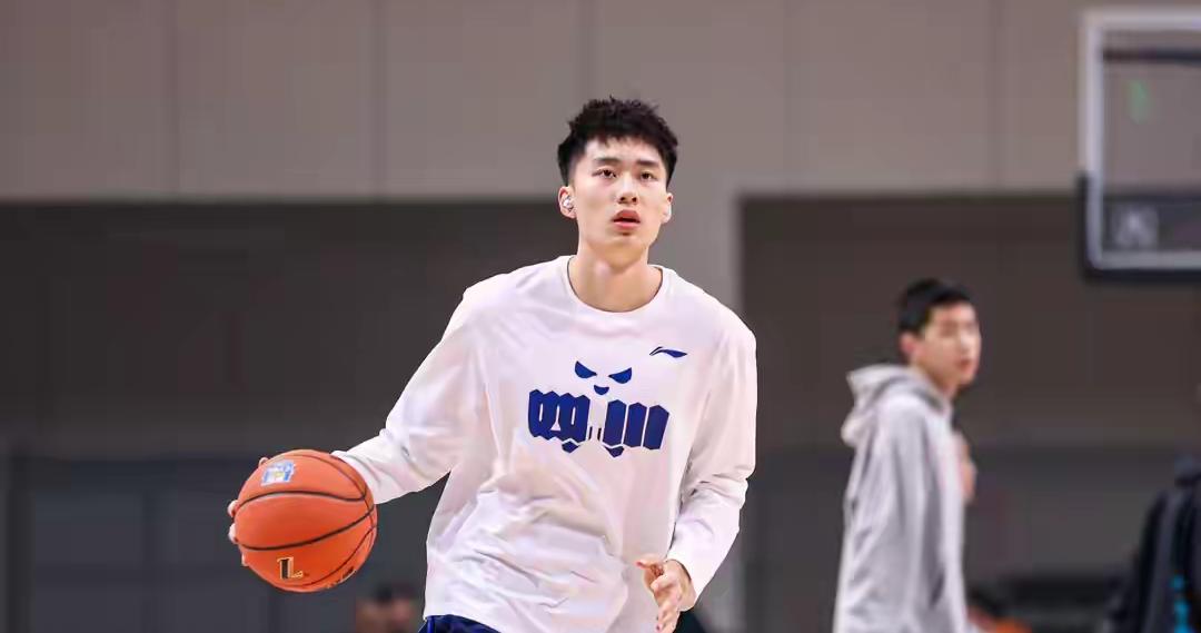 这个长相英俊的19岁小伙子把国家队首发控卫高诗岩打的毫无还手之力，在山东与四川队