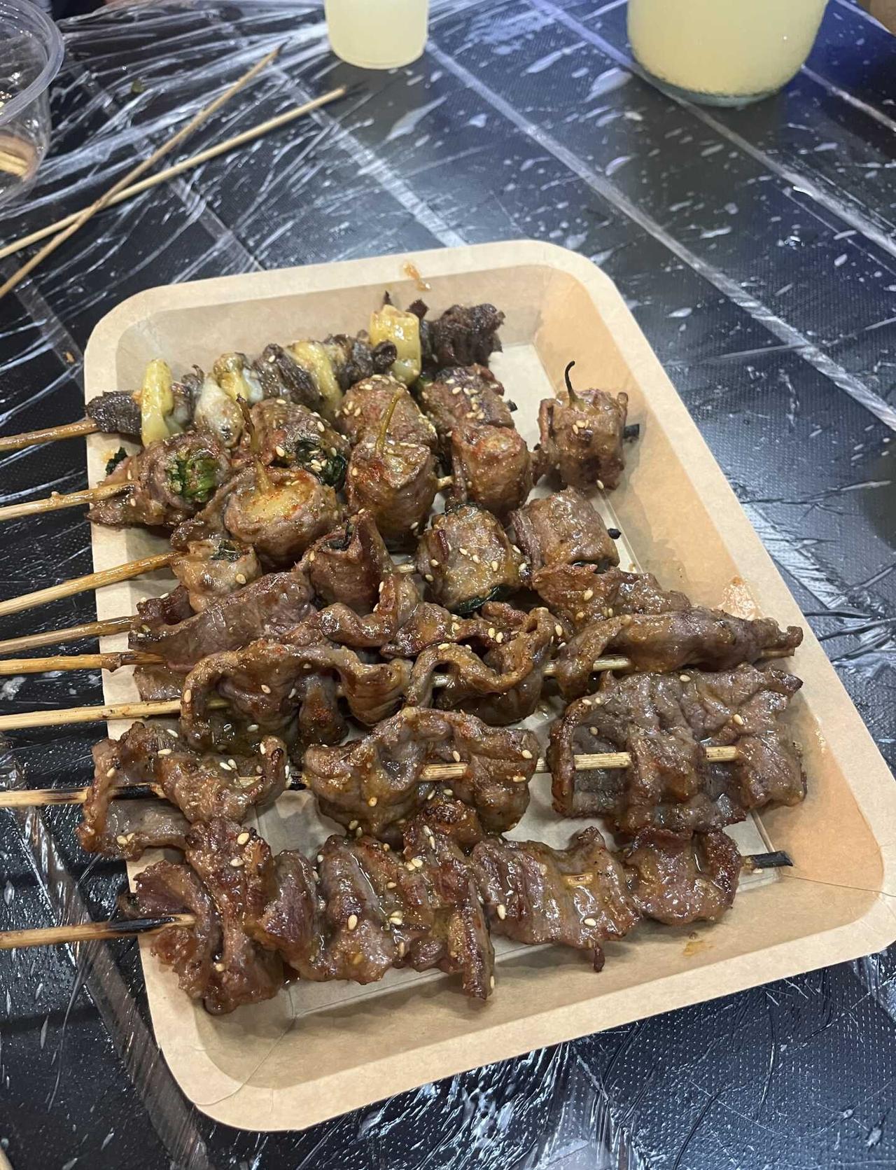 南沙美食——大口撸烧烤
8.29
下雨天大口撸串还这么多人，但确实怪不得排队——