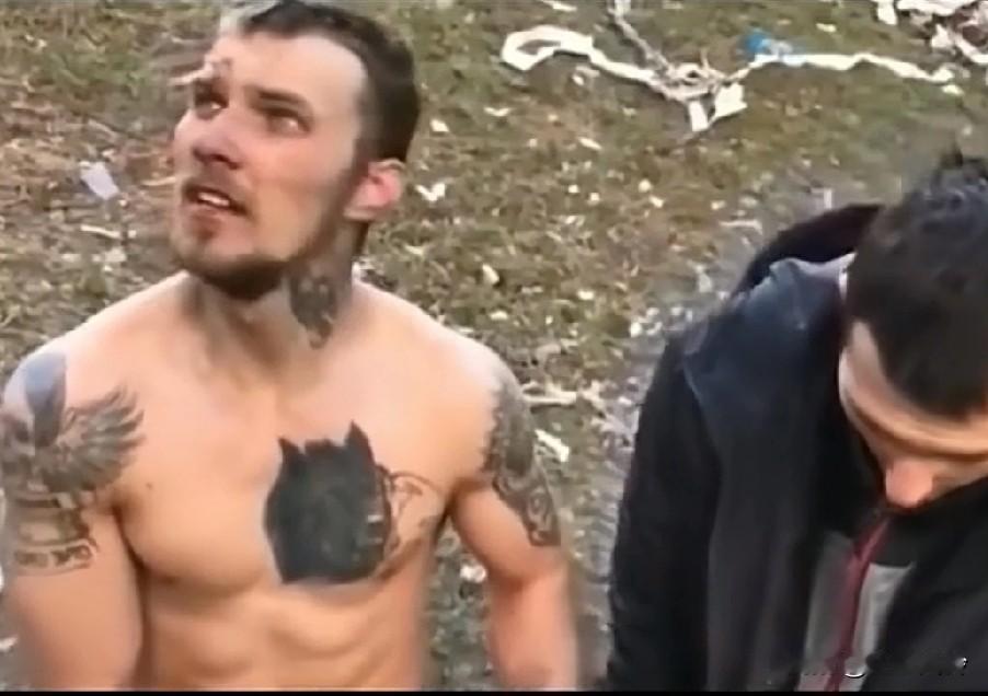 被俘虏的雇佣兵瑟瑟发抖，即使左青龙，右白虎老狼在中间，止不住的发抖
朝鲜军人作战