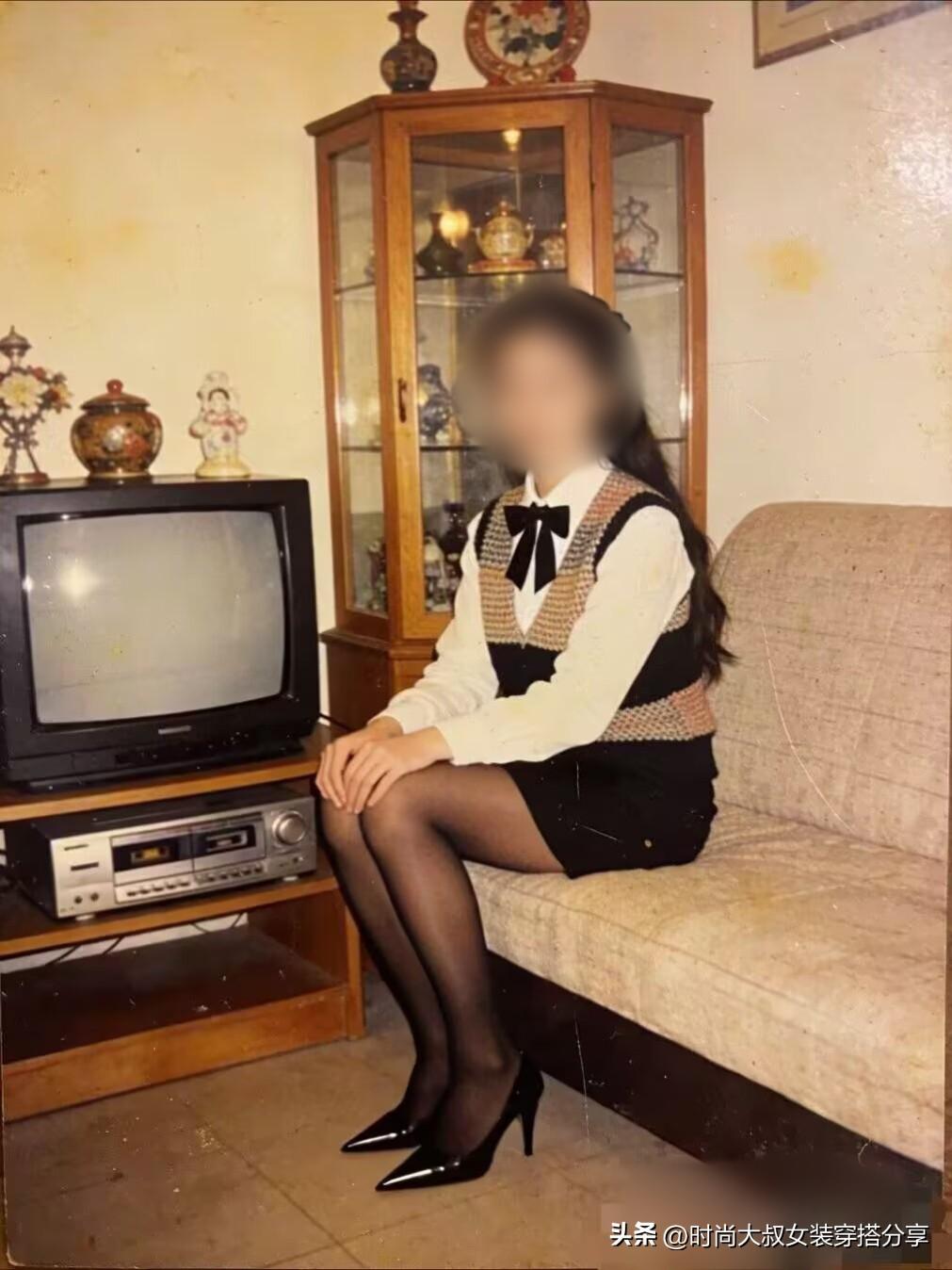 图片中美女这样的穿搭，在七八十代已经很时髦了吧？
图片中的美女，一看就是七八十年