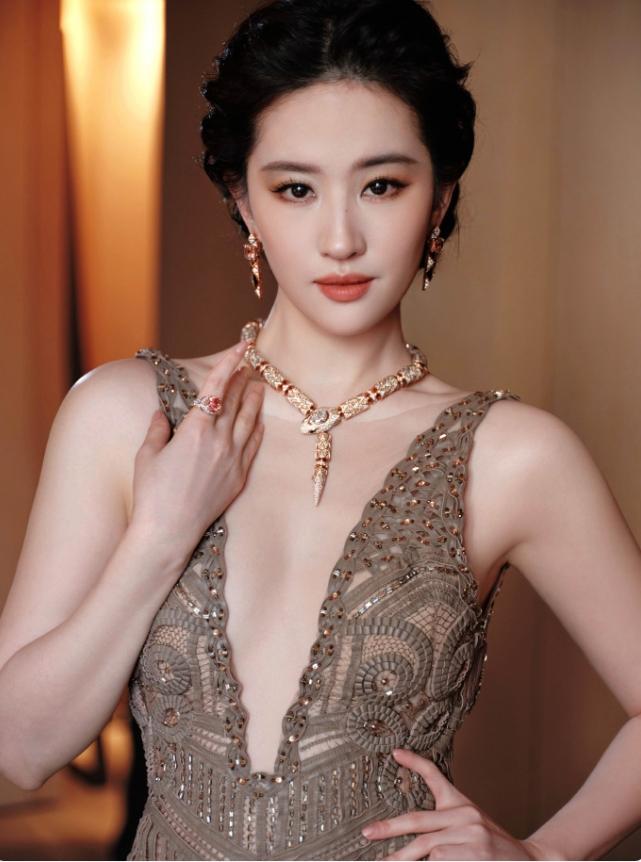 刘亦菲再穿ES高定出席宝格丽活动！
刘亦菲作为宝格丽全球代言人再次受邀出席宝格丽