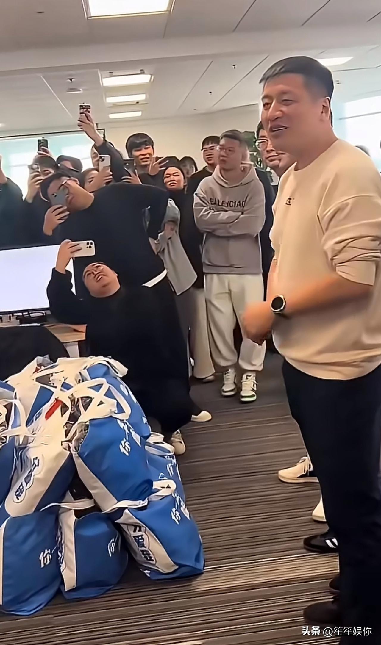 对张雪峰团队而言，比硬撑更重要的是体面散场。公司完全绑定个人IP，无人能顶起大旗