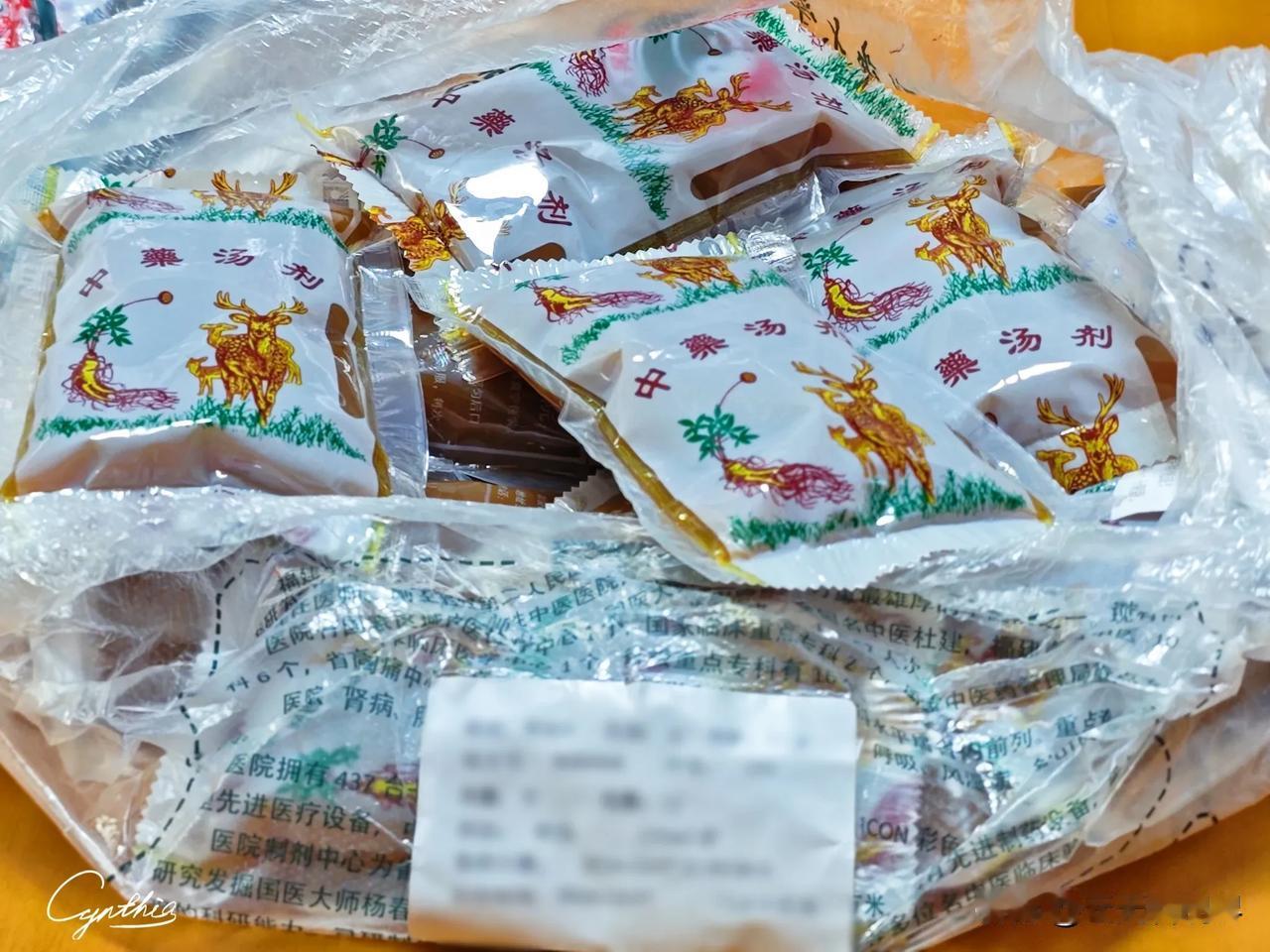 刚刚收到白天上医院就诊时登记代煎的中药汤剂。现代生活里的送药上门还真方便了一众病