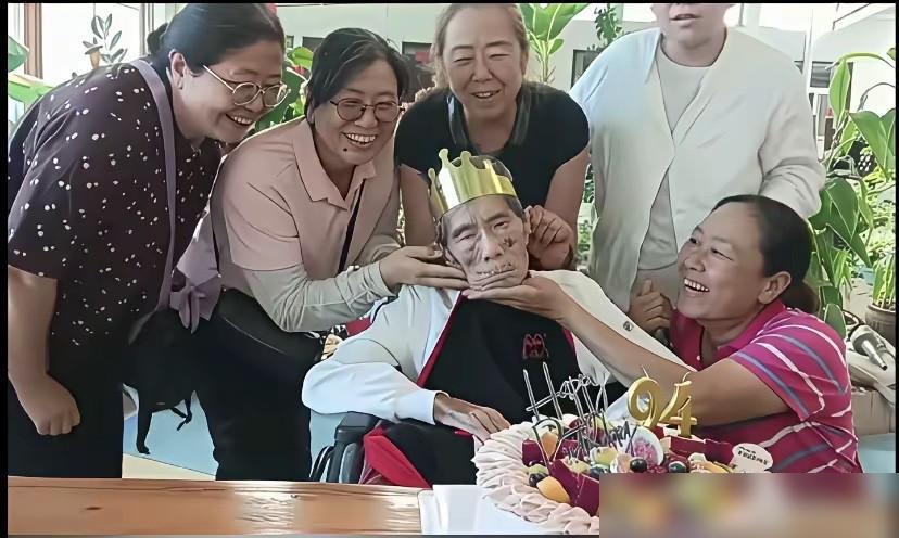 五个女儿给94岁的母亲过寿，她们围着老母亲，个个笑得十分开心。

说实话我看这种