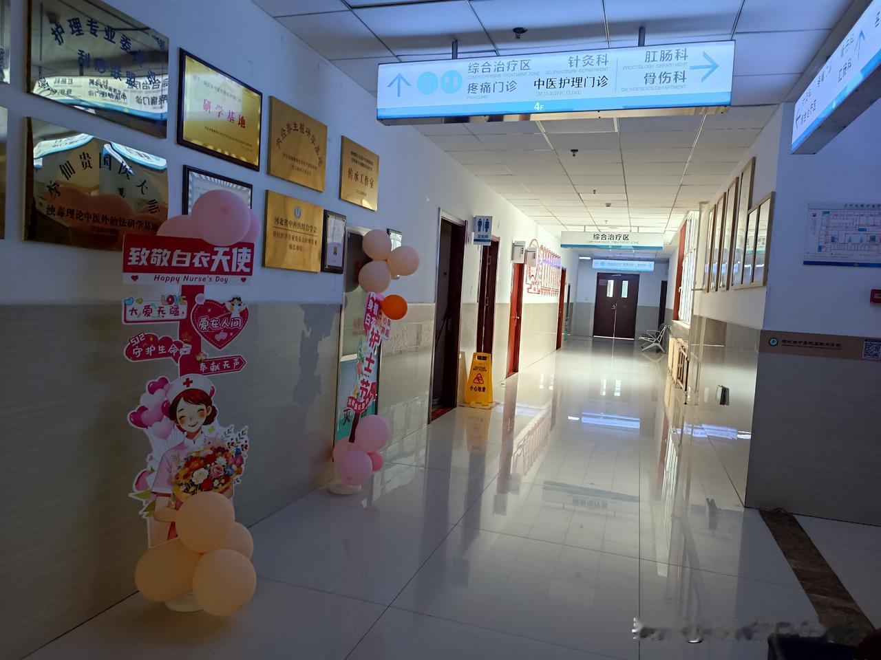 昨天帮了邻居，还解锁了退休医保的隐藏福利……
邻居家姑娘月子受凉，听说省中医院护