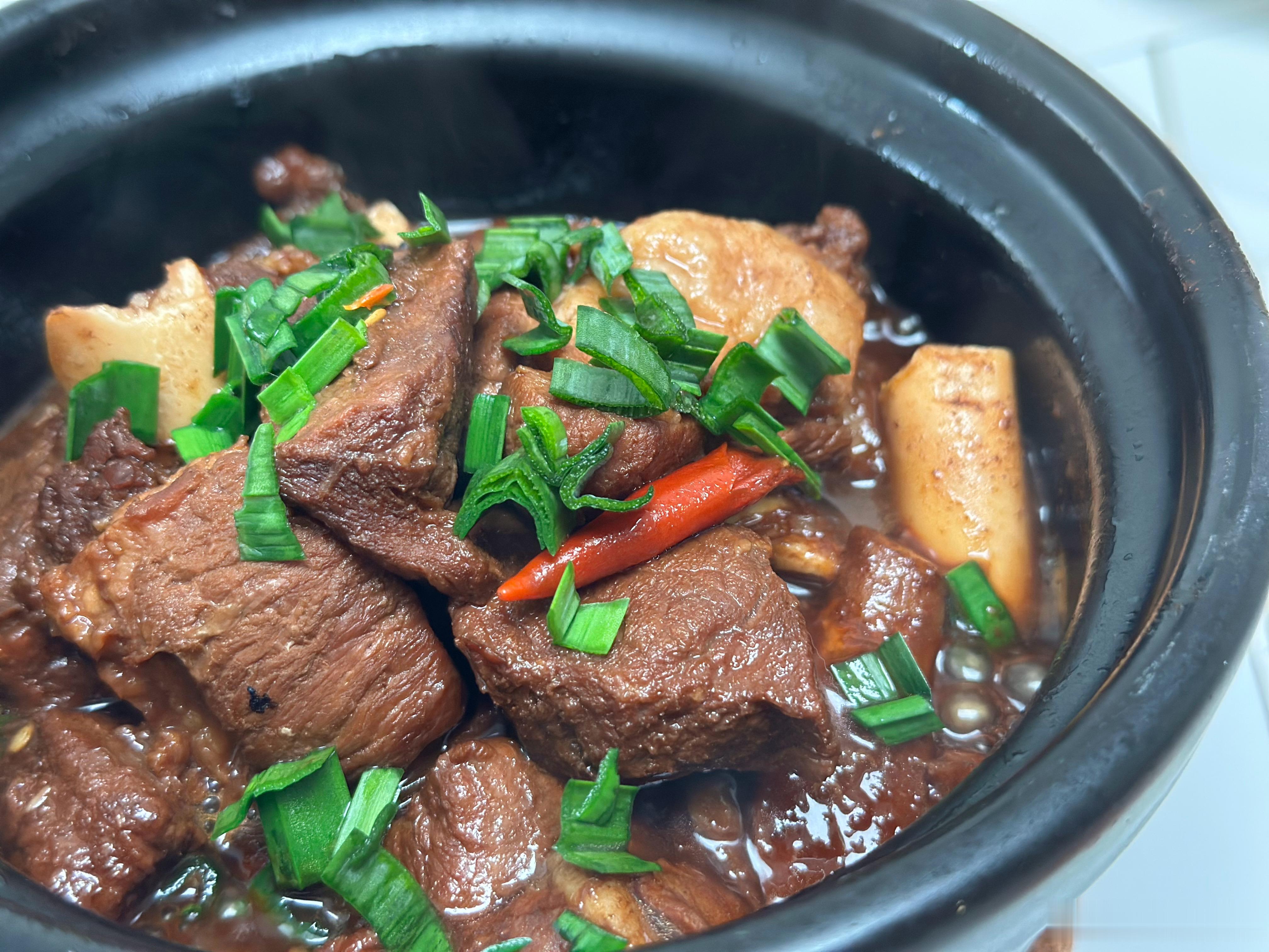 美食摄影  新疆羊腿肉、深海飞机大鱿鱼、昂刺鱼豆腐汤，一共10菜1汤，吃得七七八