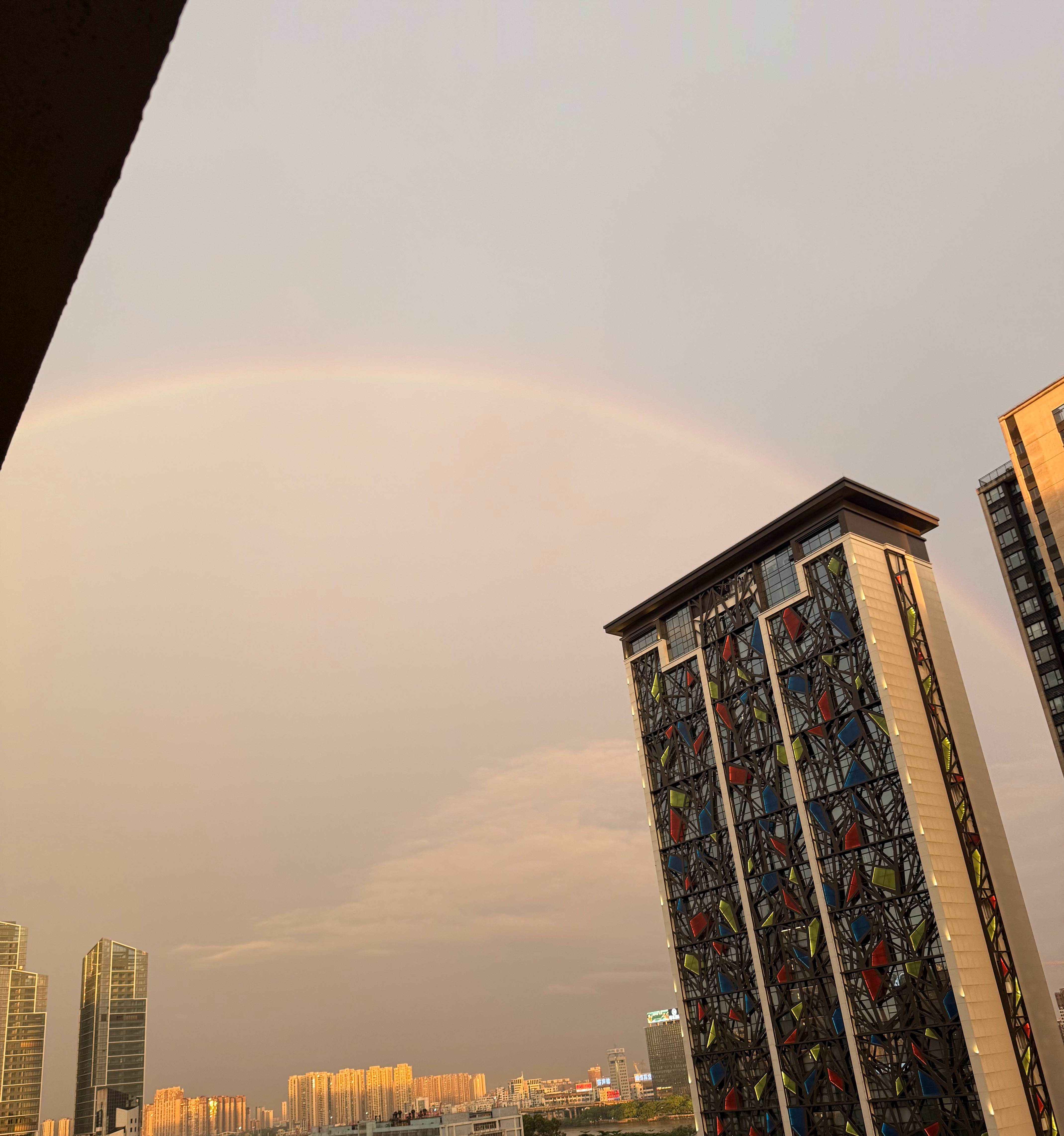 真幸福，有巴看还有🌈 