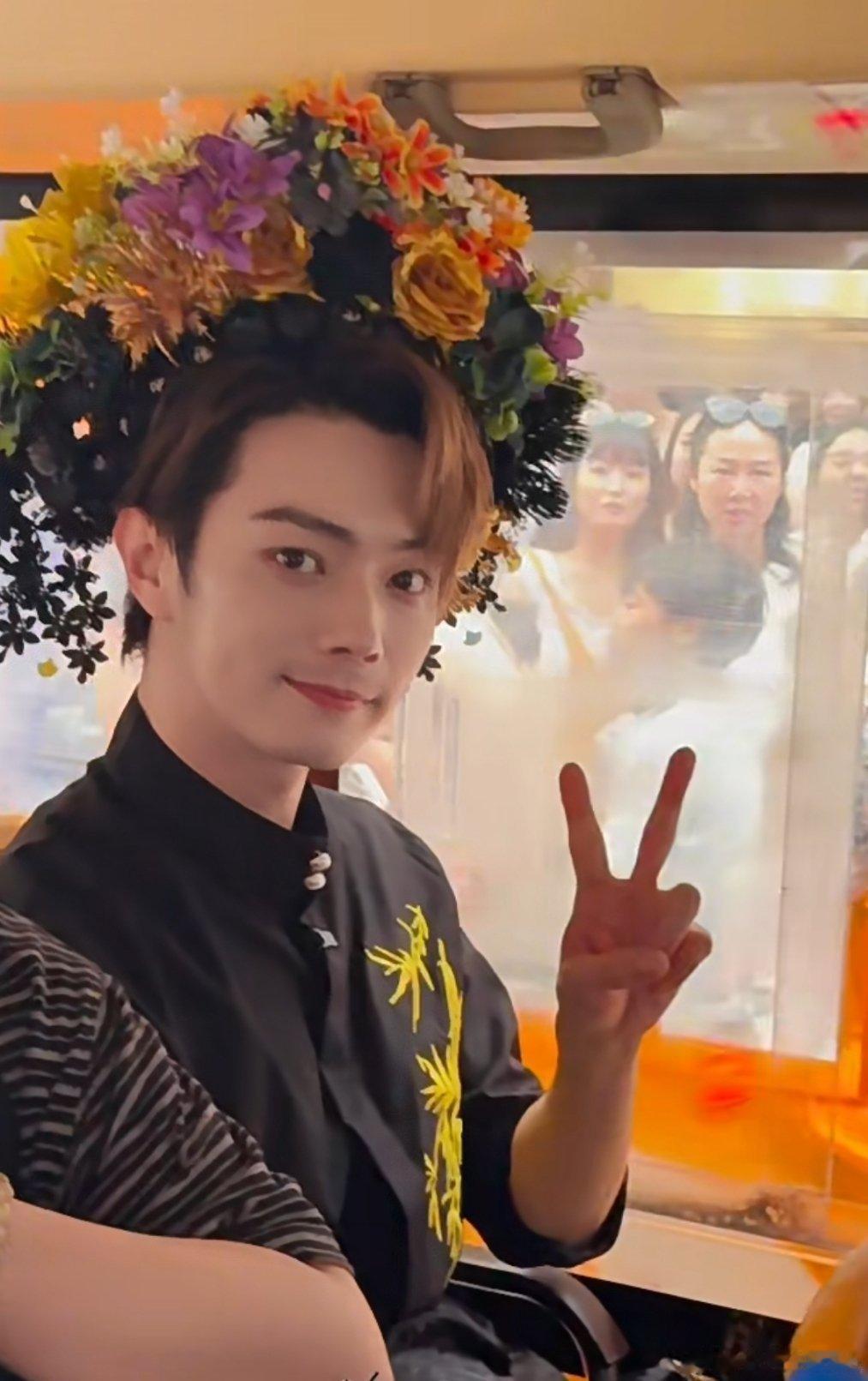 演员许凯8月8日现身泉州古城咖啡艺术周，以一身配簪花造型惊艳亮相，被网友称作“国