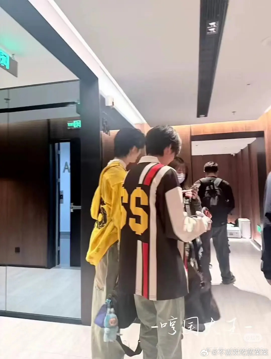 tg右边是左奇函 包和手机壳都是左奇函的 