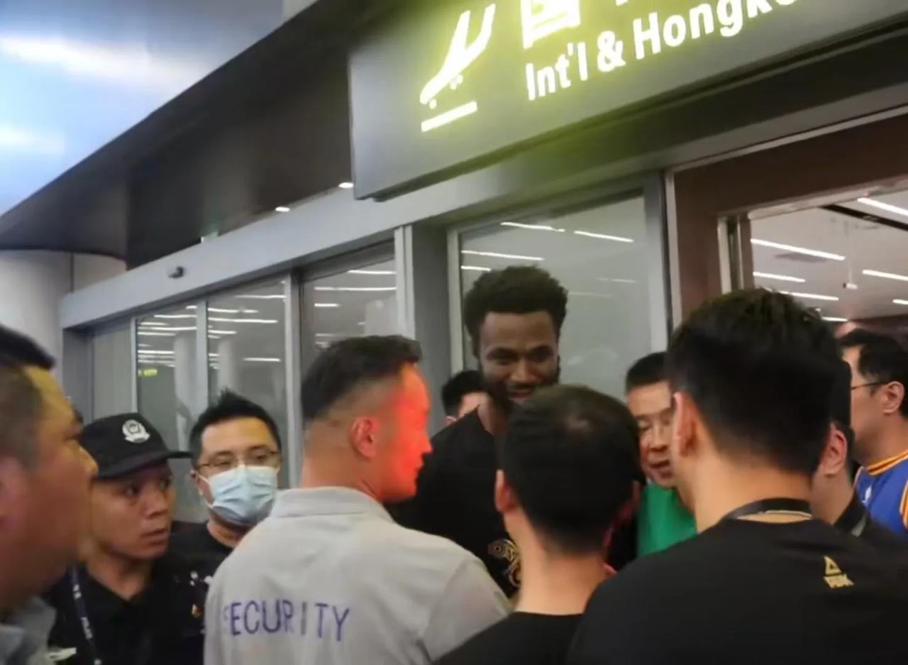 维金斯带着他标志性的笑容抵达中国，球迷将机场通道围得水泄不通！

维金斯和他的家