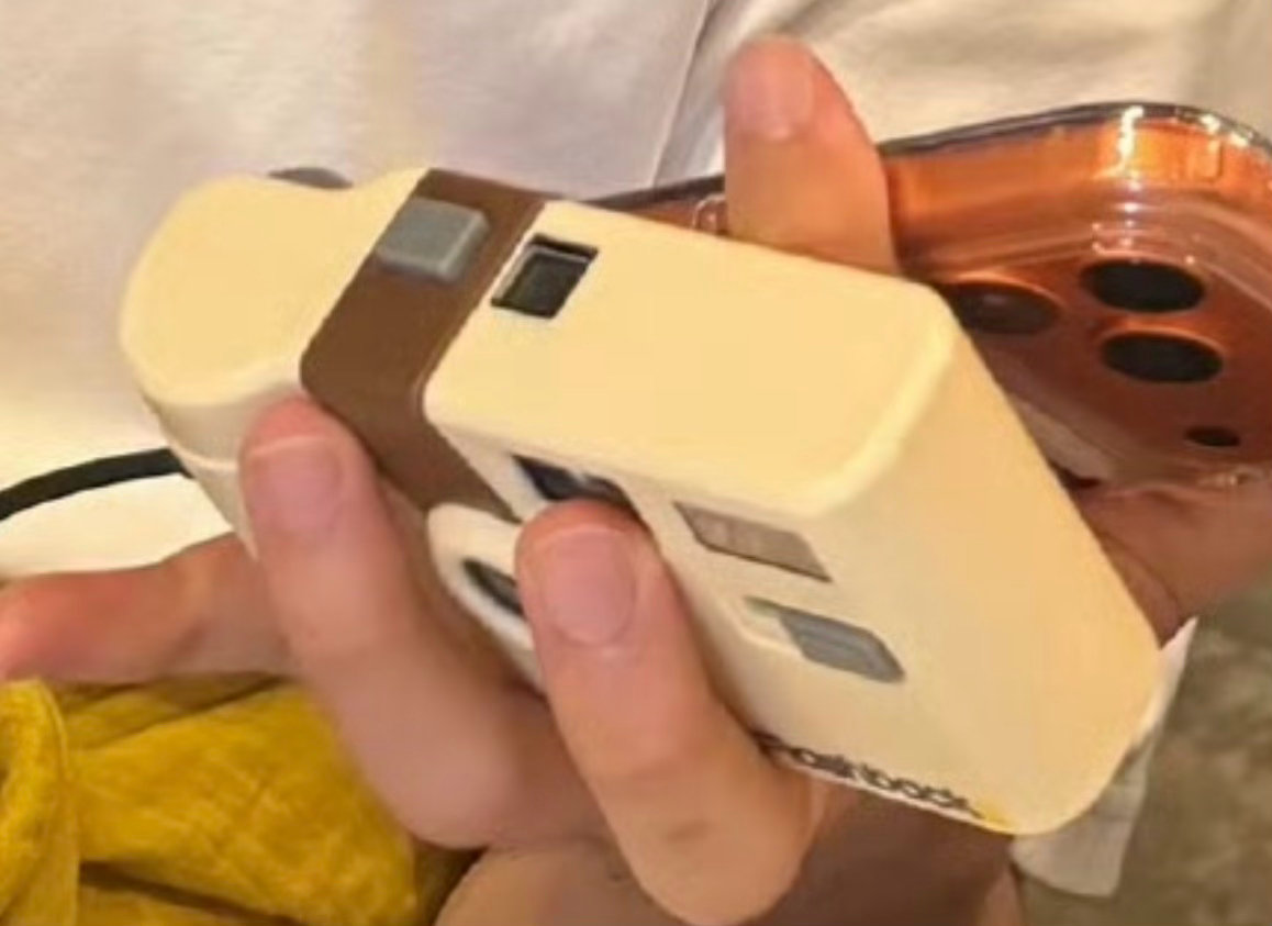我感觉所有人可以避雷这款相机了就是这个东东拍出了那么多绝世丑照建议连机带片一起销