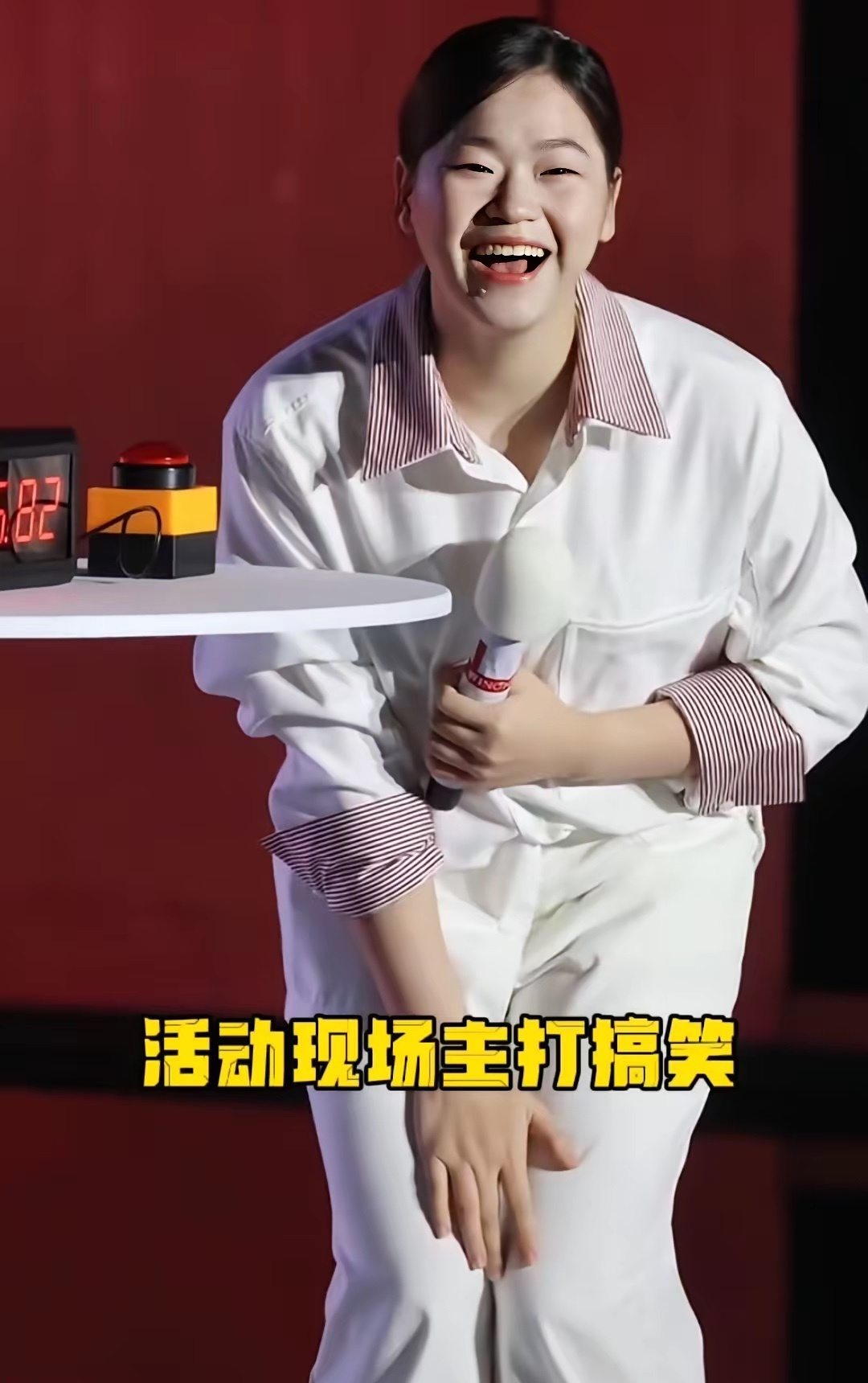 全红婵一袭白色西装出席活动，妆容也算比较精致，原本以为是走职业商务路线，没想到活