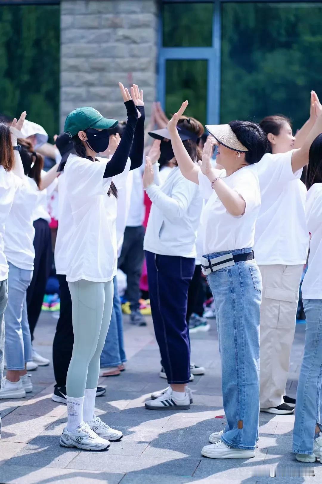 前两天跟着HR总监约谈了一名实施部的86年项目经理，原因是他连续两个月绩效考核成