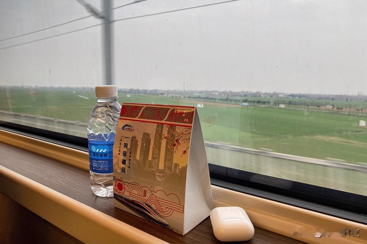 坐在复兴号列车上，车速最高350km/h，
打开头条，700km/h的数字映入眼