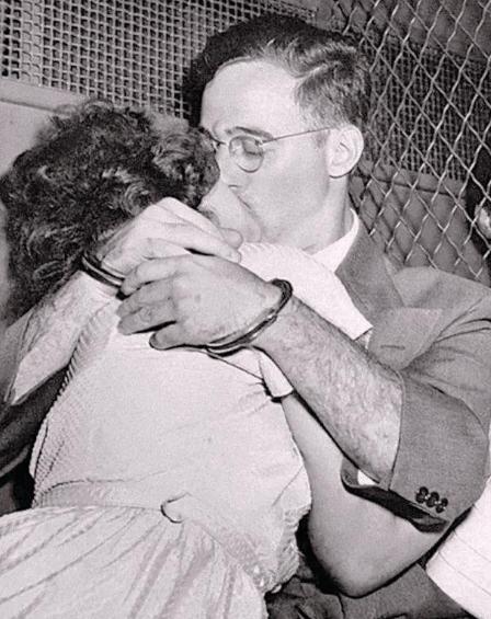 1953年，美国法院在证据不足的情况下，将罗森堡夫妇送上了电椅，生前最后一吻后，