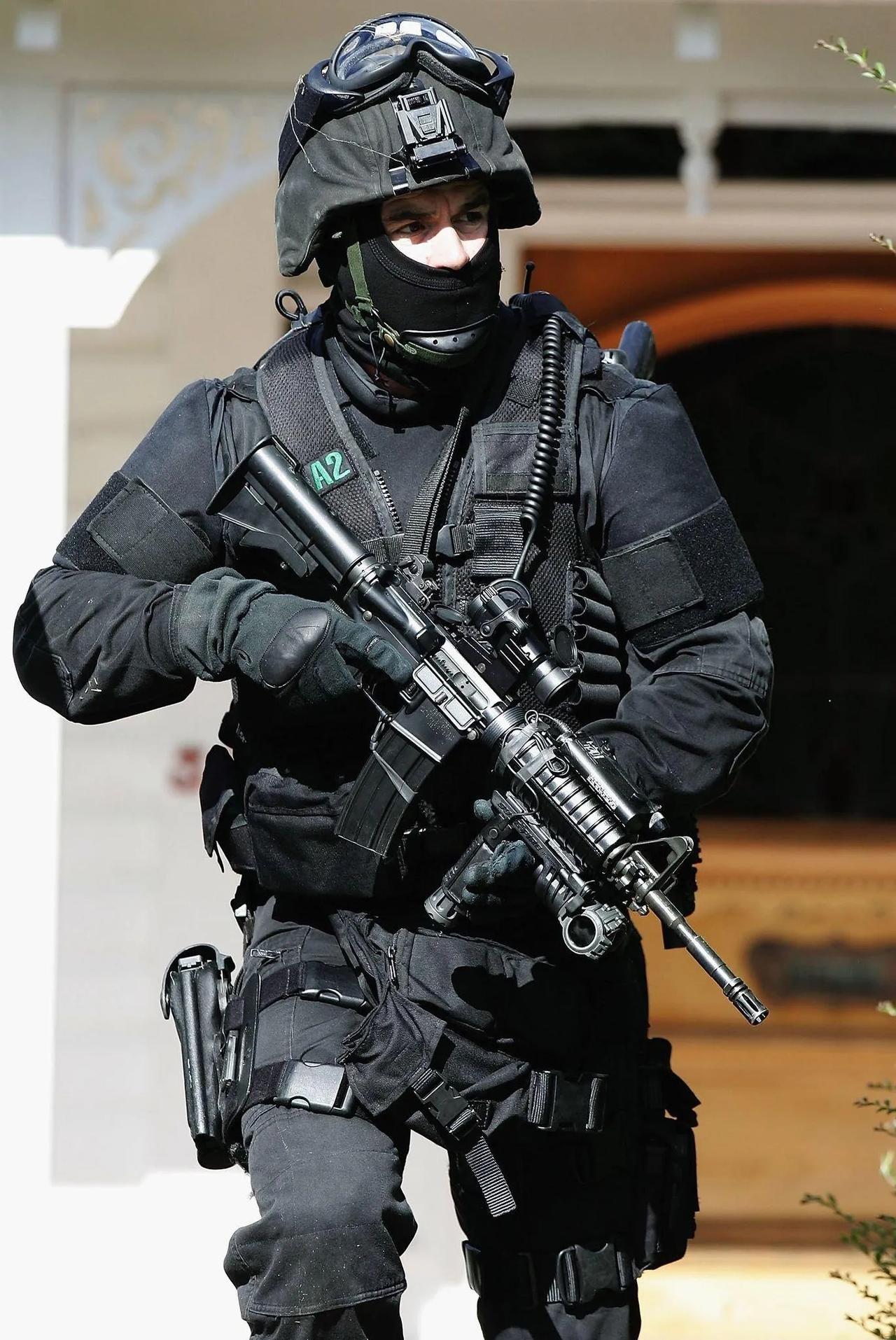 新西兰警察罪犯小组成员携带 大毒蛇 XM-15 5.56 毫米步枪