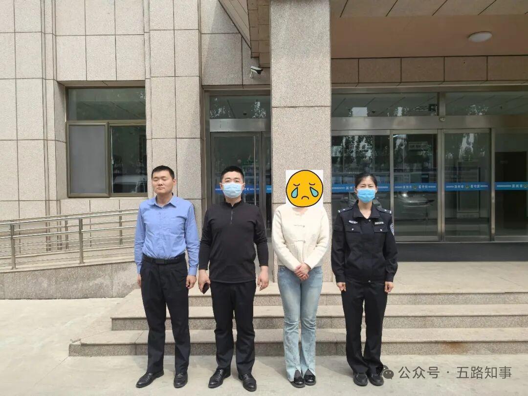 滨州女子多地金店顺手牵羊 一小时被抓刑拘
 
近日，山东滨州邹平一家金店报案称店