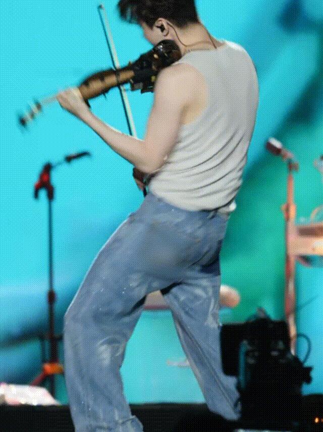Henry躺地上拉小提琴 哈哈哈哈！！咱就是说，说到整活还得看Henry！！这躺