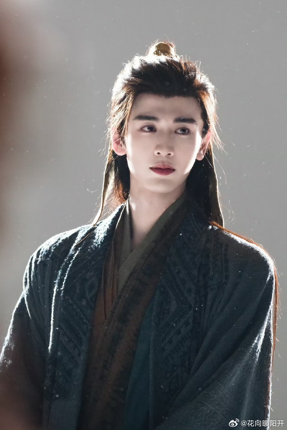 张凌赫这种帅哥演戏装脆弱最狠了 谁懂张凌赫的脆弱感有多绝😢，看似单薄易碎，眼底