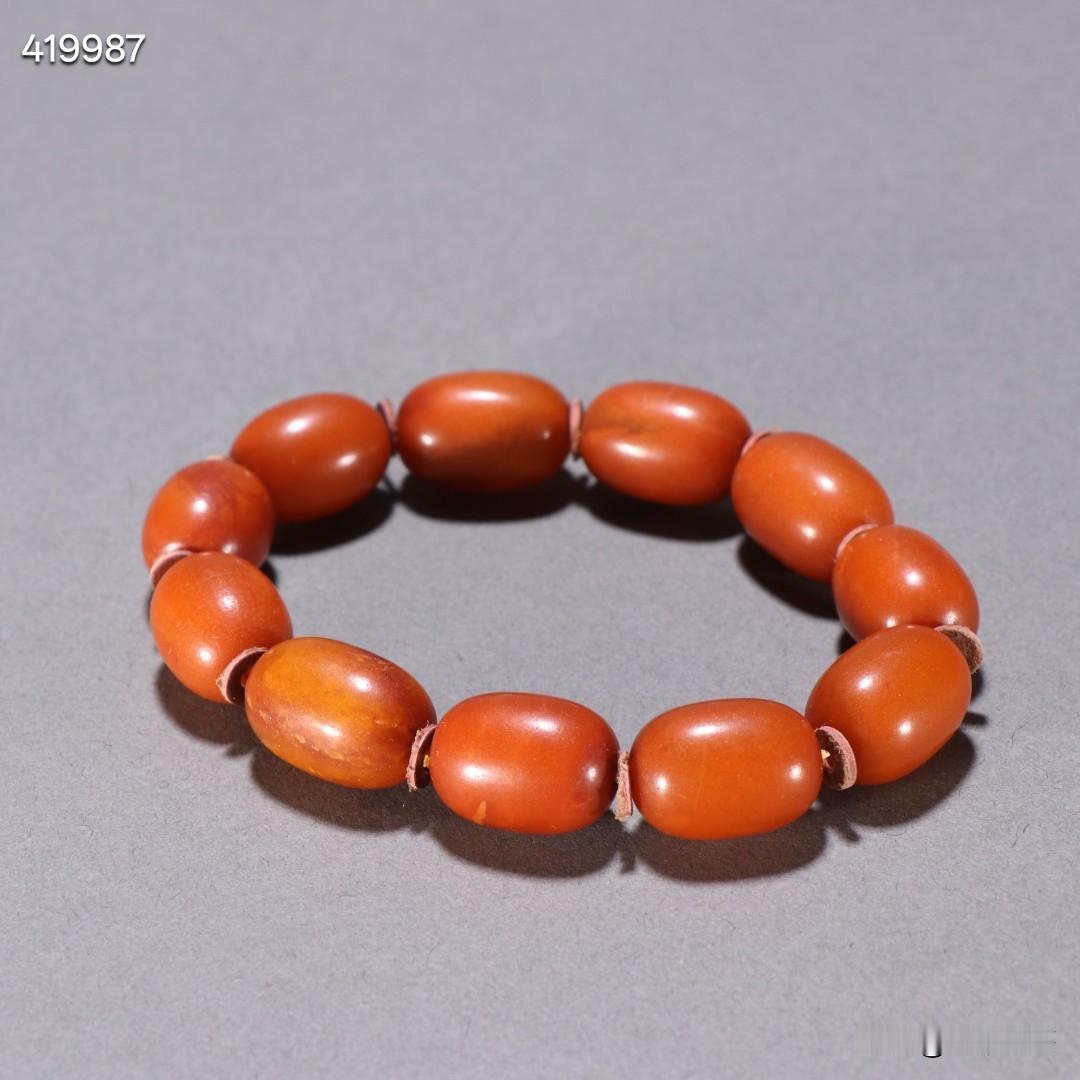 清代 蜜蜡枣珠手串。
规格：珠径1.9*1.3cm 重22g