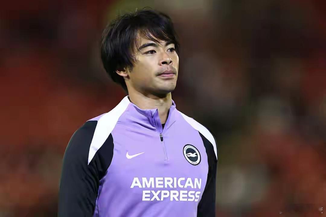 英超日本国脚手持日军军官卡片合影  体育无国界，但历史有底线，践踏民族情感、美化