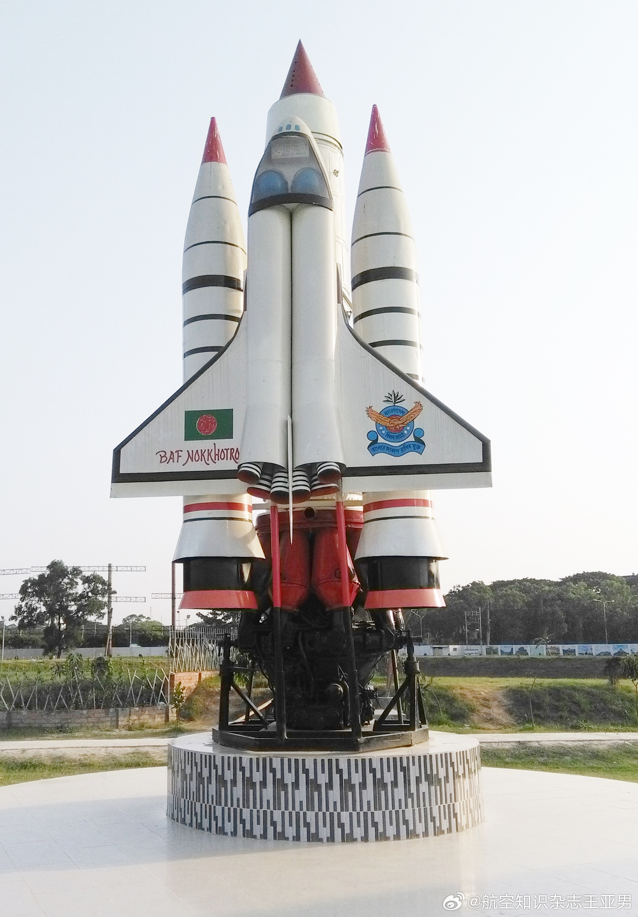 据说这个是孟加拉首都达卡空军博物馆门前装饰雕塑，这个应该是个航天飞机，但是造型和