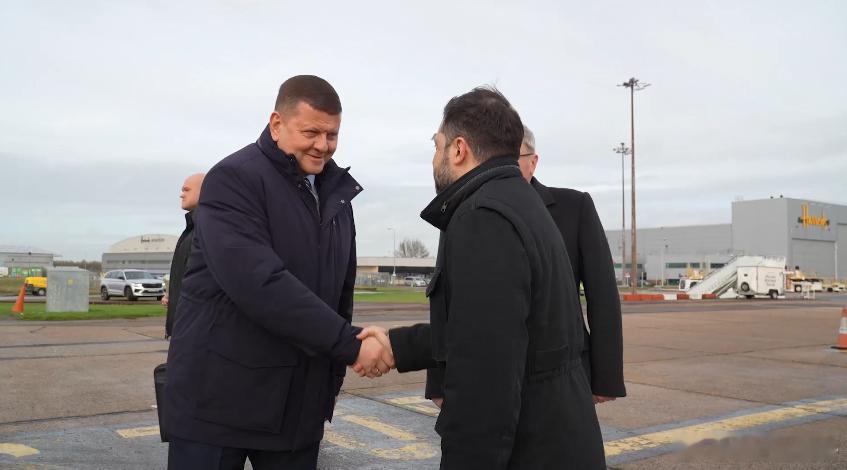 前任乌克兰总司令扎卢日内和泽连斯基在英国进行了会面，之前扎卢日内被泽连斯基免去职