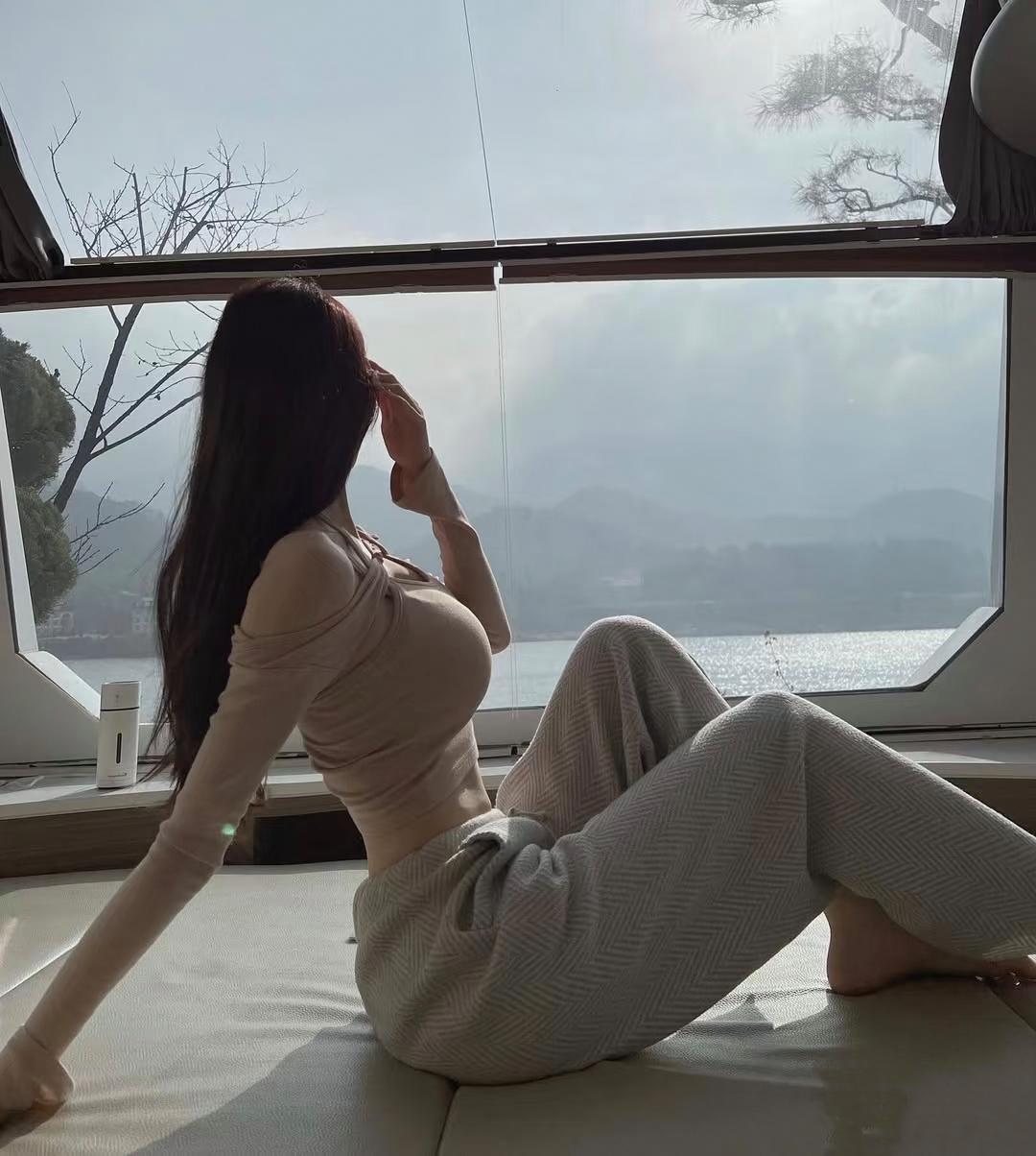 湖光（现代诗）
 
风把山
轻轻放在水里
云不敢大声
怕碎了一湖透明
 
光落在