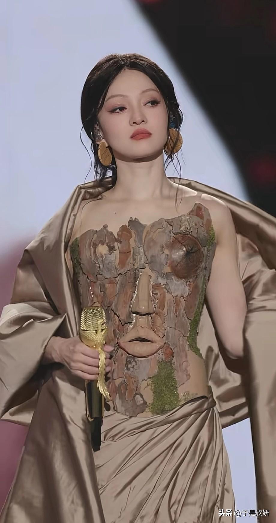 张韶涵把“树皮人脸”穿在身上！这造型太敢了，是艺术还是辣眼？
---
张韶涵舞台