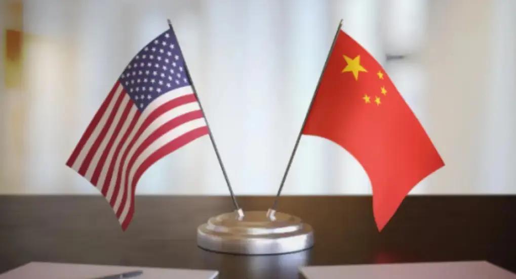 很多人盼着美国早点倒下，但至少在2050年前，这事真未必对中国有利。
 
现在全