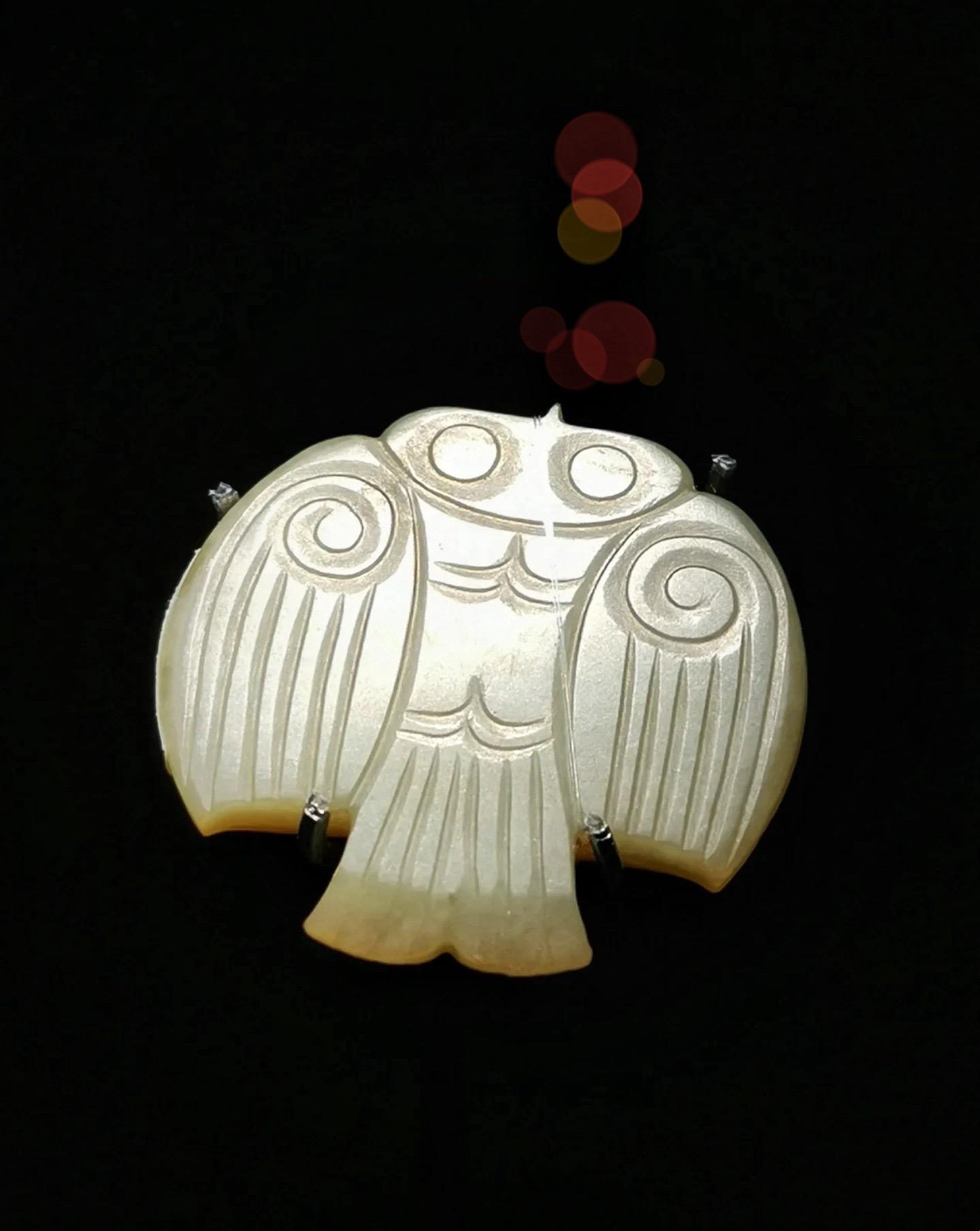 西周·玉鸮。古之君子必佩玉，右徵角，左宫羽
趋以《采齐》，行以《肆夏》，周还中规，折还中矩，进则揖之，退则扬之，然后玉锵鸣也 
故君子在车，则闻鸾和之声，行则鸣佩玉
是以非辟之心，无自入也
——西汉《礼记·玉藻》 
这件玉鸮1993年山西曲沃县北赵村晋侯墓地M63:159 晋穆侯次夫人墓出土，山西考古博物馆藏 
鸮，上古时期被古人认为是通神的动物 
这种动物的造型最早出现于仰韶文化时期，仰韶文化时期出土有现存最早的陶鸮尊
在仰韶文化之后的齐家文化有鸮形壶
从这些文化期出土文物就可以看出把祭器做成鸮的形状，已