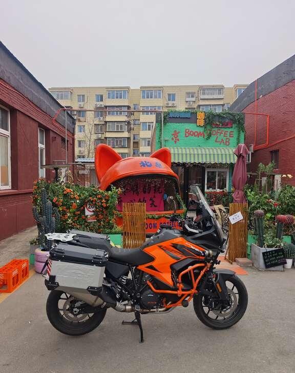 爱在人间
京南吉市·大头盔咖啡店 公益助残
感谢京南吉市领导的支持，也感谢一路相