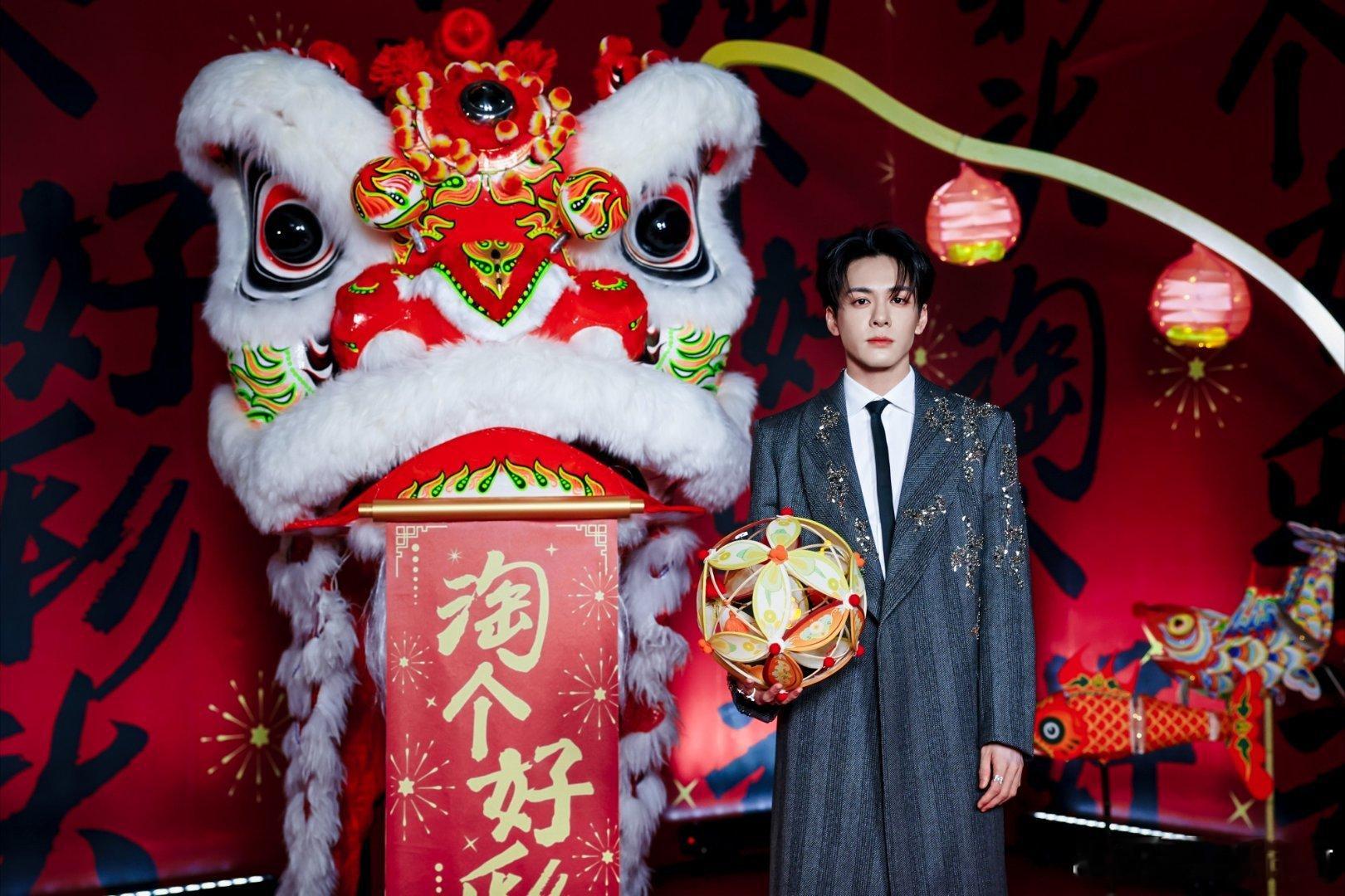 明星同款打卡点，新年氛围感大片必备！微博之夜现场等你来，一起淘个好彩头，开启一年