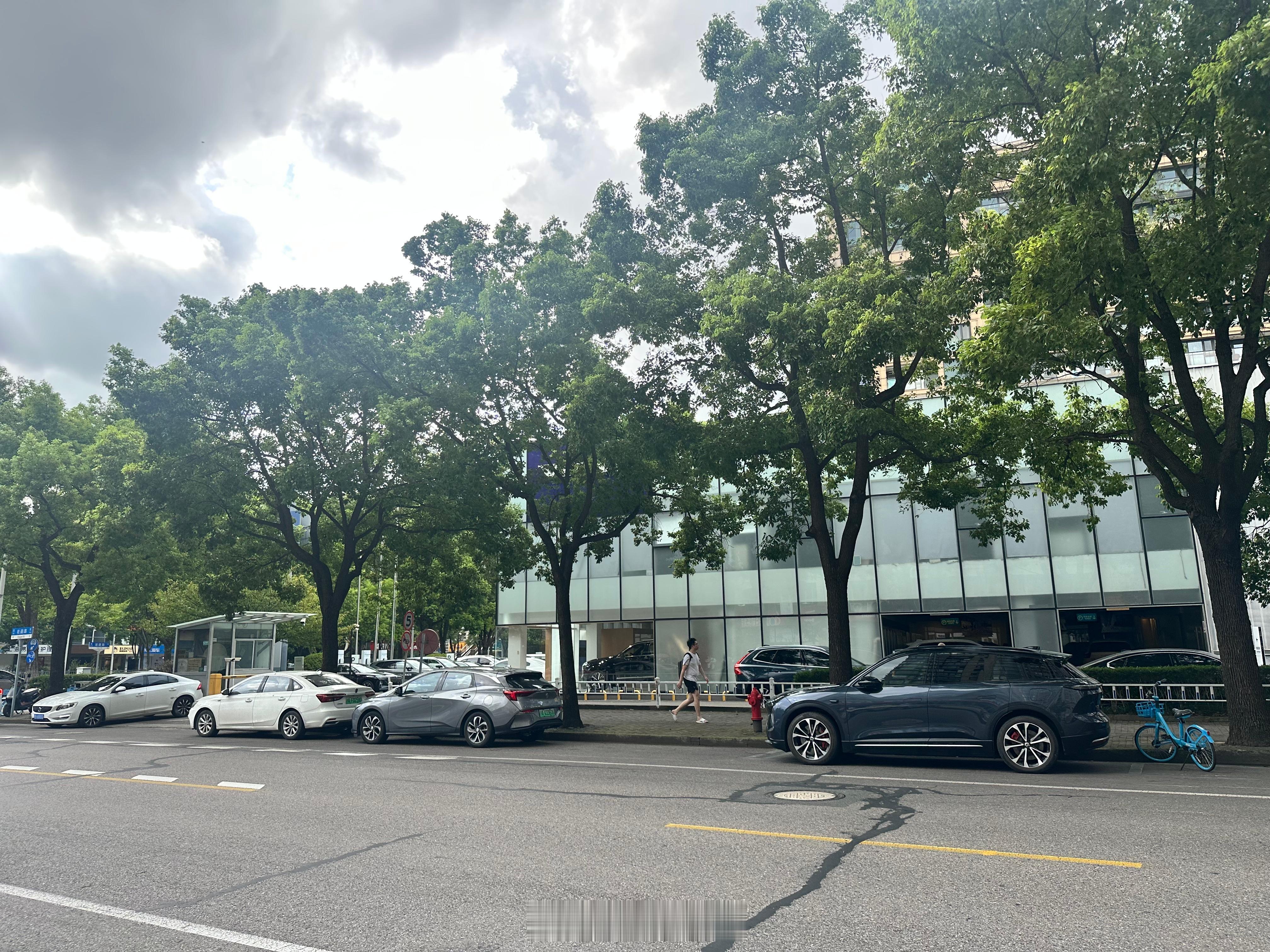 吕俭车里故事会 4S店篇。街对面是一家4S店。这年头，愿意来的人不多，店里车子比
