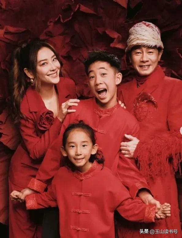 陈小春一家为什么改名？
其实是一个经典的风水学案例。
核心是通过“补足五行”和“