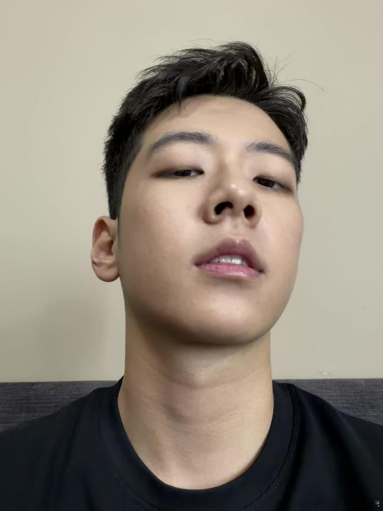 郭涛儿子手臂肌肉郭涛儿子秀手臂肌肉 石头秀手臂肌肉，好帅！ 