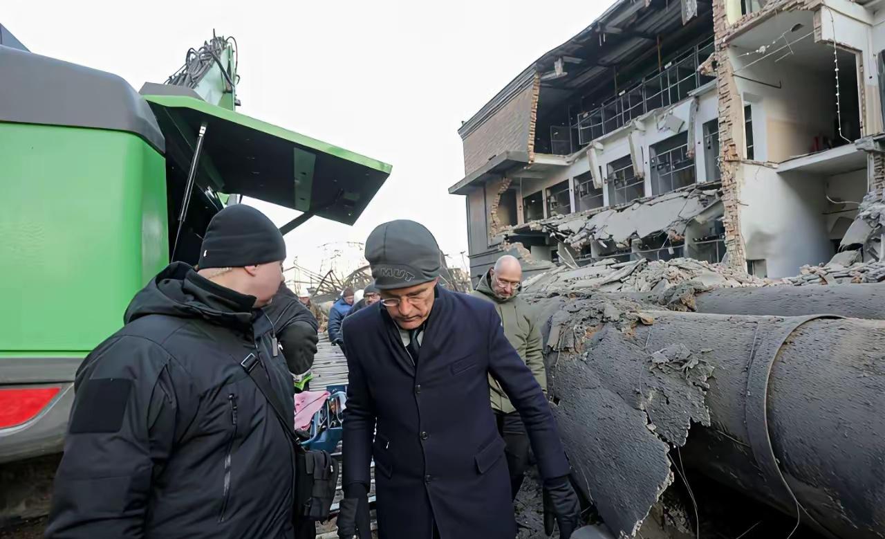 北约秘书长吕特又跑到乌克兰访问去了，结果刚到基辅，就被泽连斯基拉着去看被炸毁的电