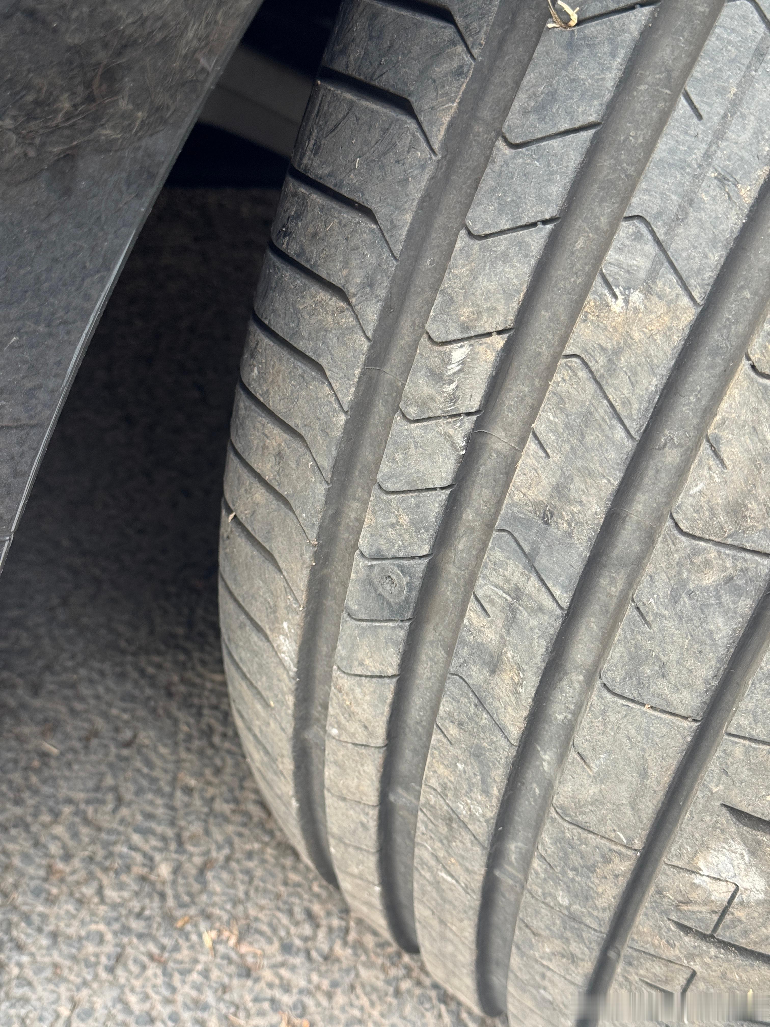 没扎胎，但是给之前扎胎的钉子刮掉了，所以漏气了 