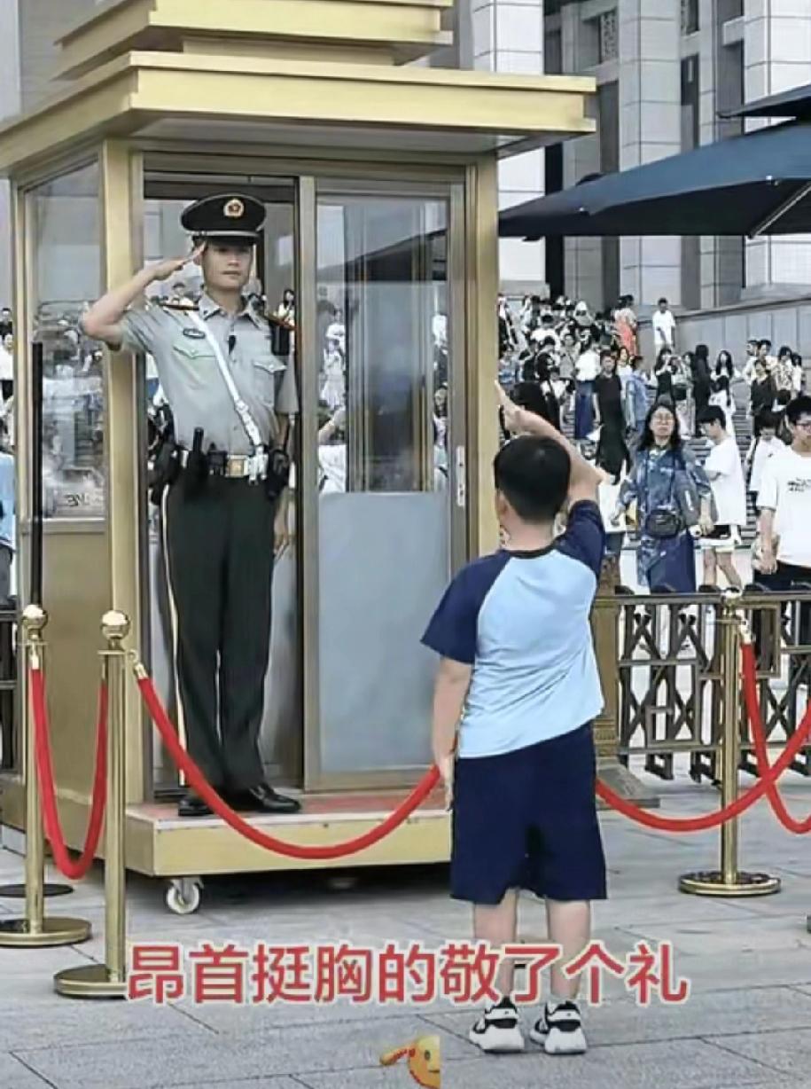 重庆男孩去北京旅游，在天安门广场上，他鼓起勇气向站岗哨兵敬礼，得到哨兵回礼后，男