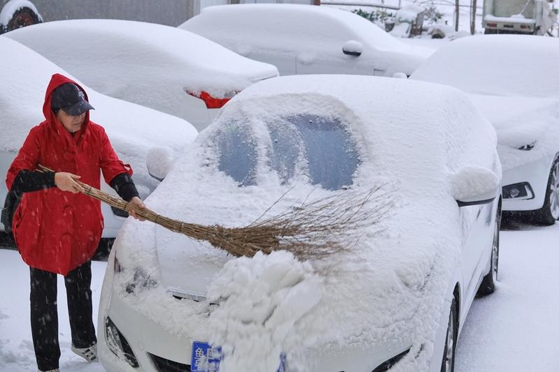 烟台今冬的首场降雪，一下就把城市变得银装素裹。这场雪不仅带来了美景，也让各方严阵