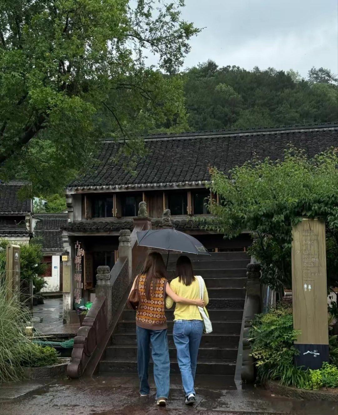 吴千语深夜晒普陀山一日游，疑似来求子针织背心搭配牛仔衣品高级 ​​​