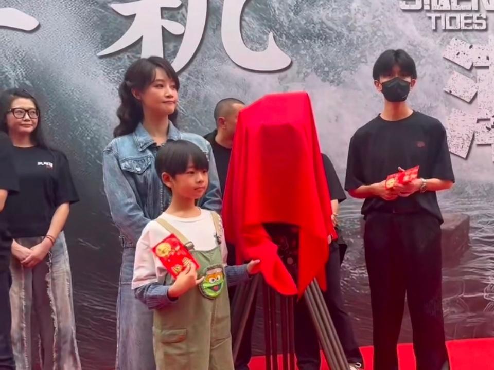 任嘉伦蓝盈莹风与潮同框路透任嘉伦蓝盈莹风与潮同框路透，开机大吉！！！ ​​​