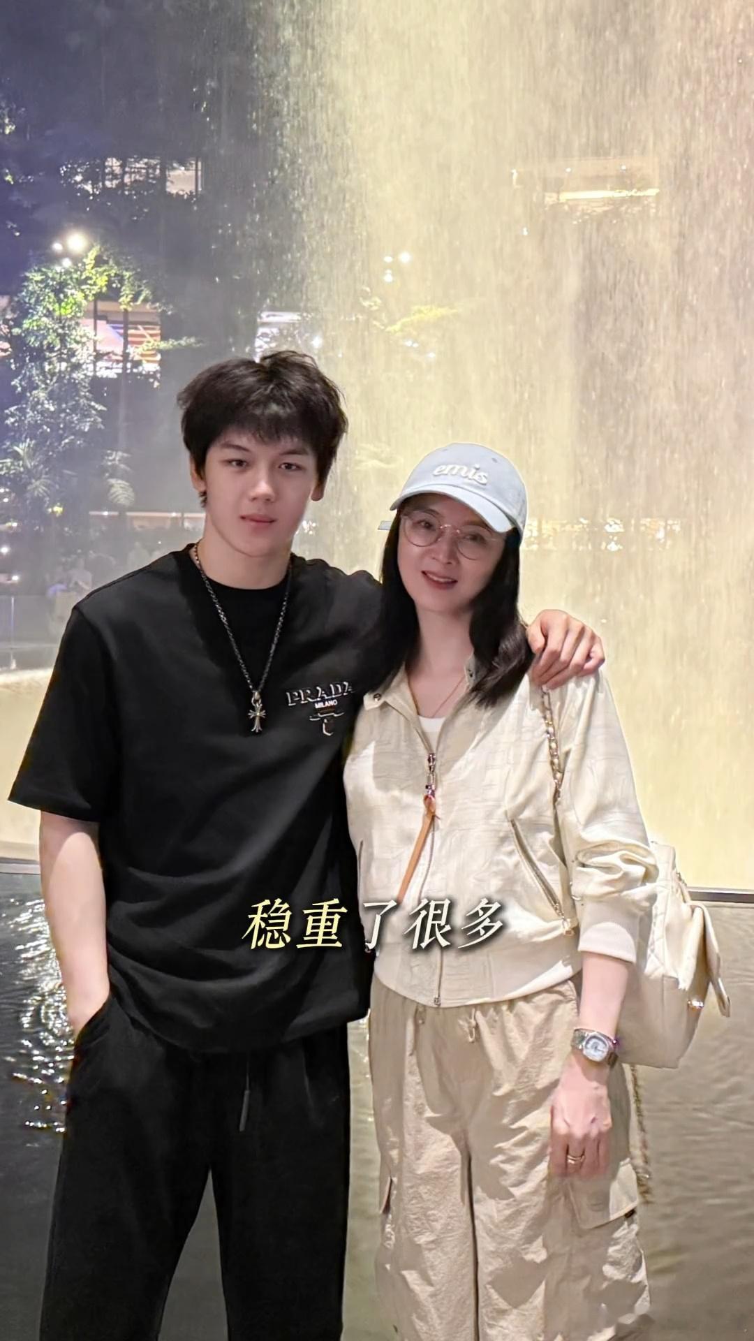 王艳儿子19岁近照王艳儿子颜值 王艳儿子近照曝光，19岁球球搂着妈妈合照，看起来