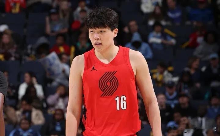 这就是歧视！今天NBA常规赛开拓者对阵灰熊的比赛末节，杨瀚森在进攻中被灰熊中锋埃