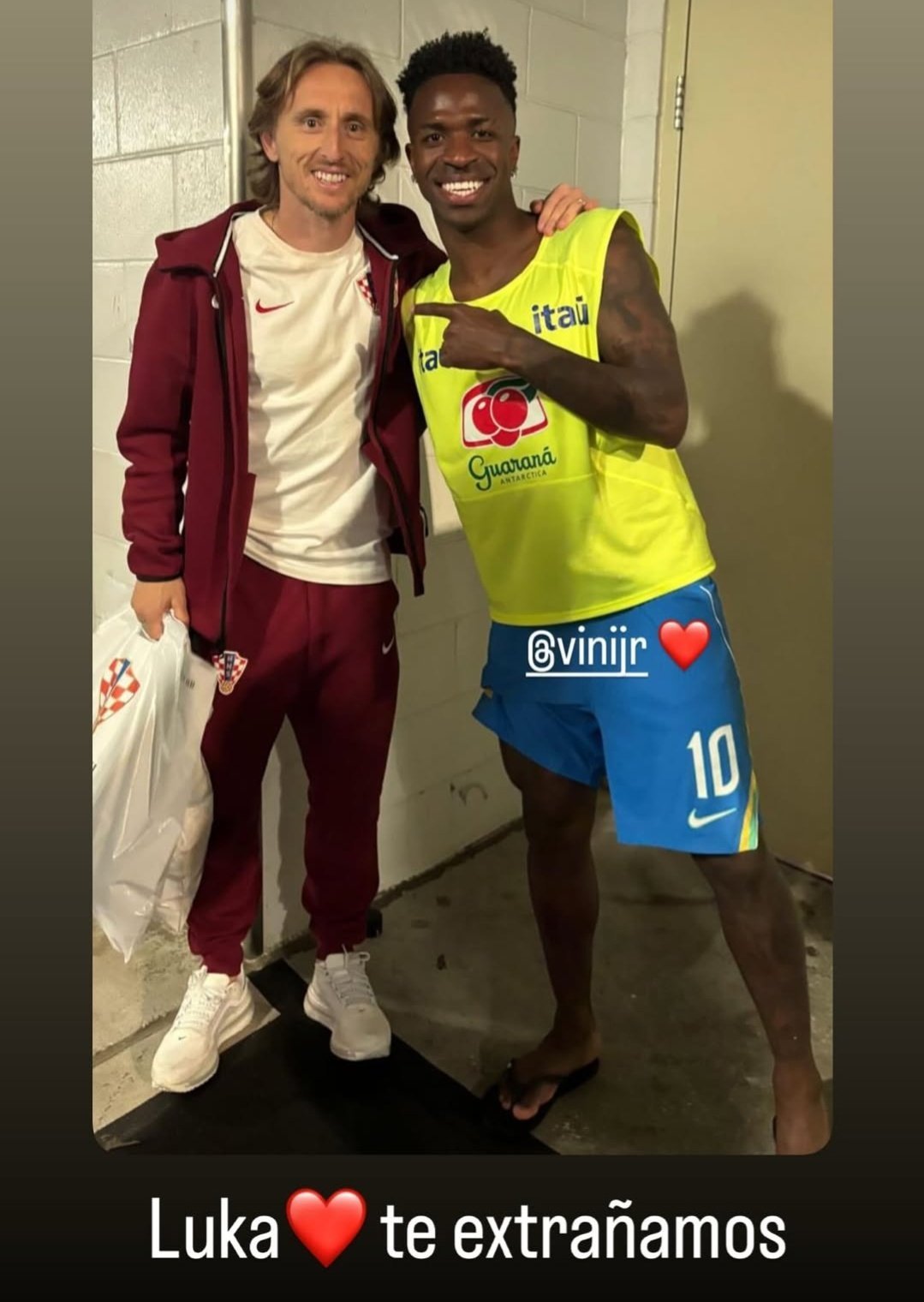莫德里奇晒出了和威尼修斯的合影。威尼修斯转发：“luka❤️我们想你了” 