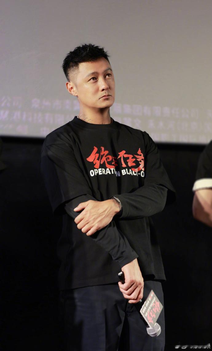 余文乐绝密任务路演状态余文乐新片首映礼出图 路演现场余文乐状态松弛不局促，细致讲