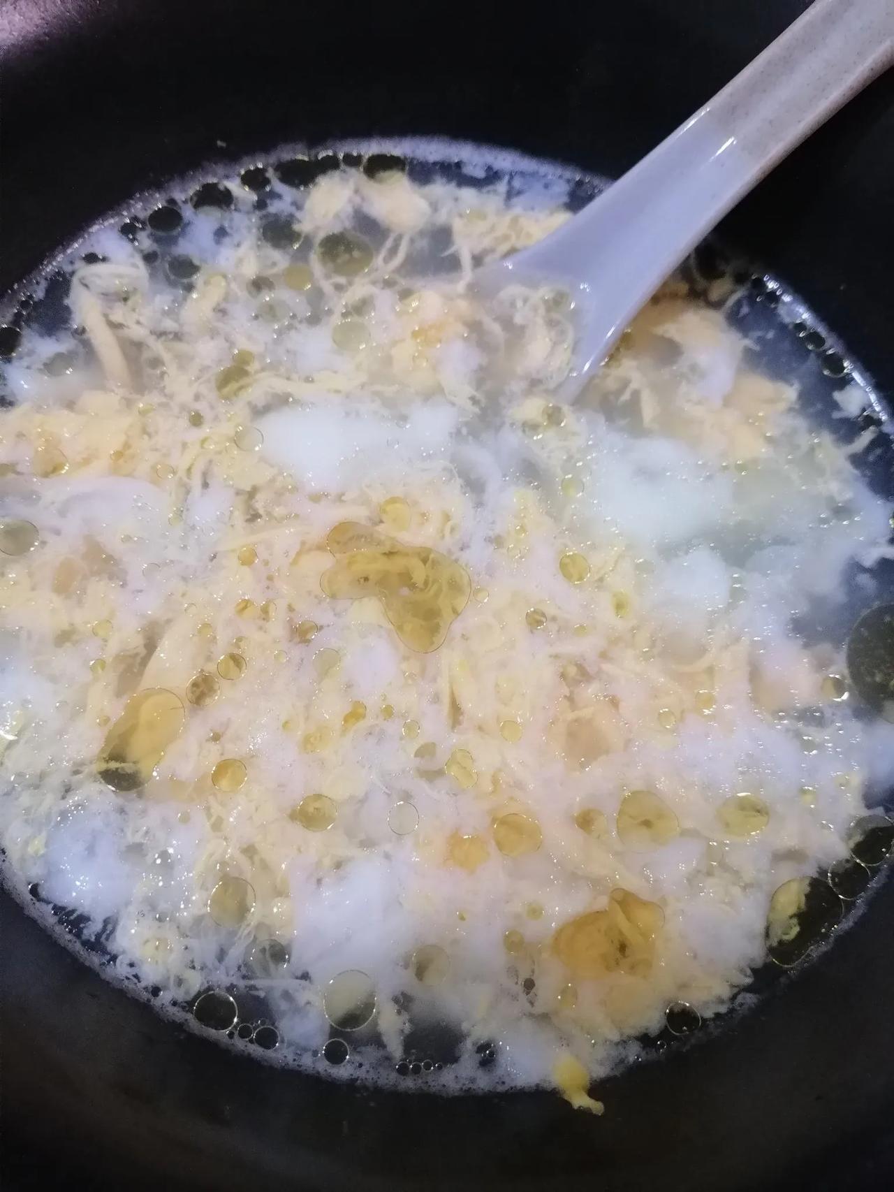 上火试试这个，
水烧开打入鸡蛋，
加入冰糖、芝麻油，
简单有效！