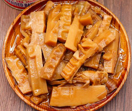 宁波人春天必吃之油焖笋每到春天，奉化，村口路边，农家屋前房后，都会架起一口柴火锅