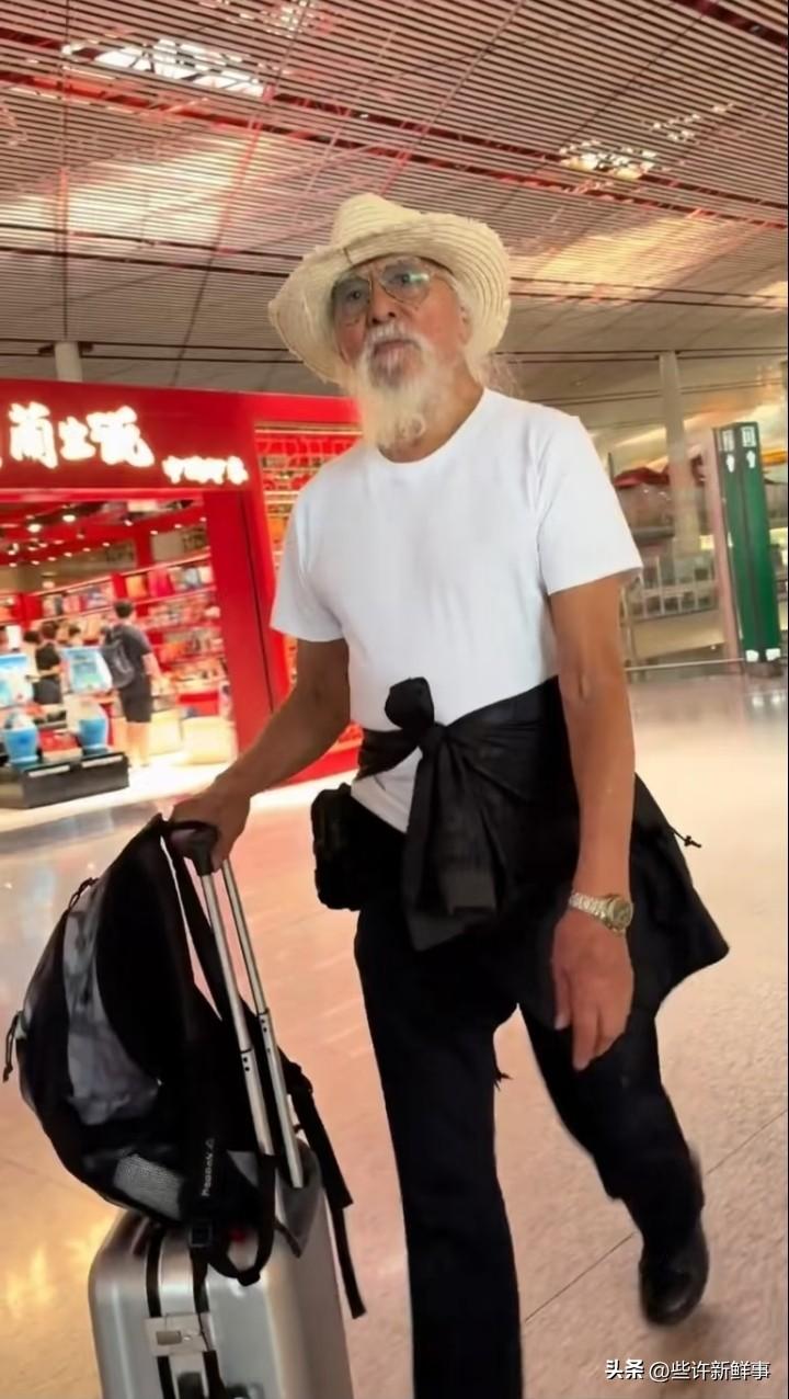 别被年龄困住！90岁王德顺独自出行太有气场
谁能想到眼前独自拎行李箱赶路的爷爷，